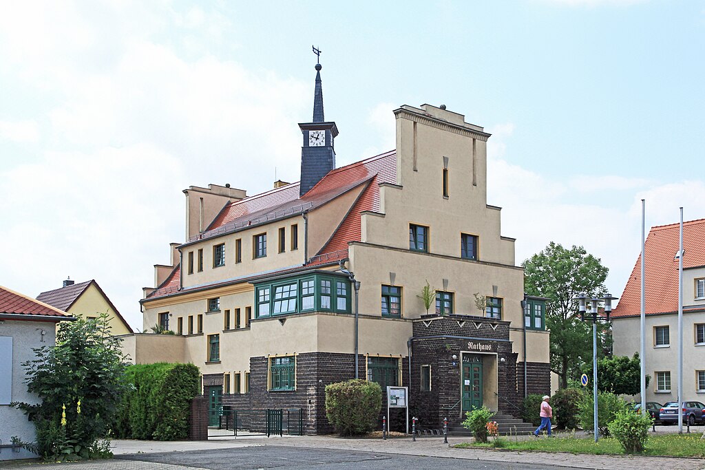 Lößnig von oben  Leipzig-Lößnig mit Stauteich und Rundling
